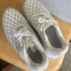 Women’s Under Armour Flow sneakers size 9.5. Only worn twice.